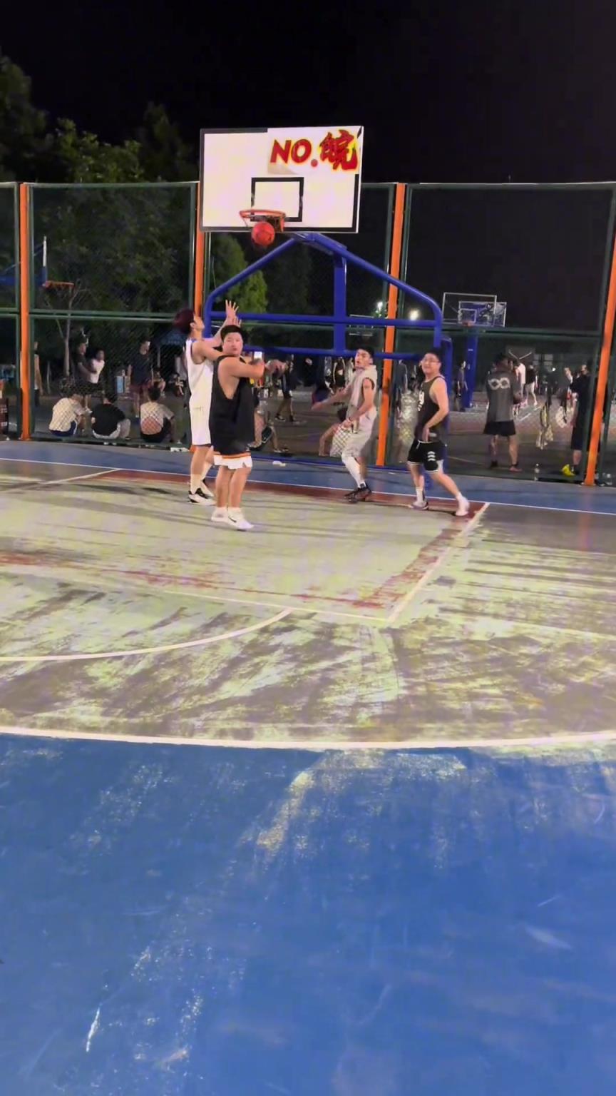 这球走到哪里去了?收球时双脚落地 得是上下步 只能再走一步?