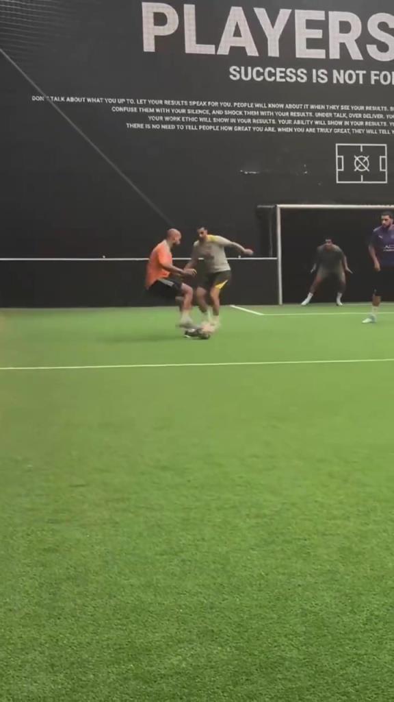 职业球员踢小场!齐耶赫和穆萨登贝莱野球场展现技术!