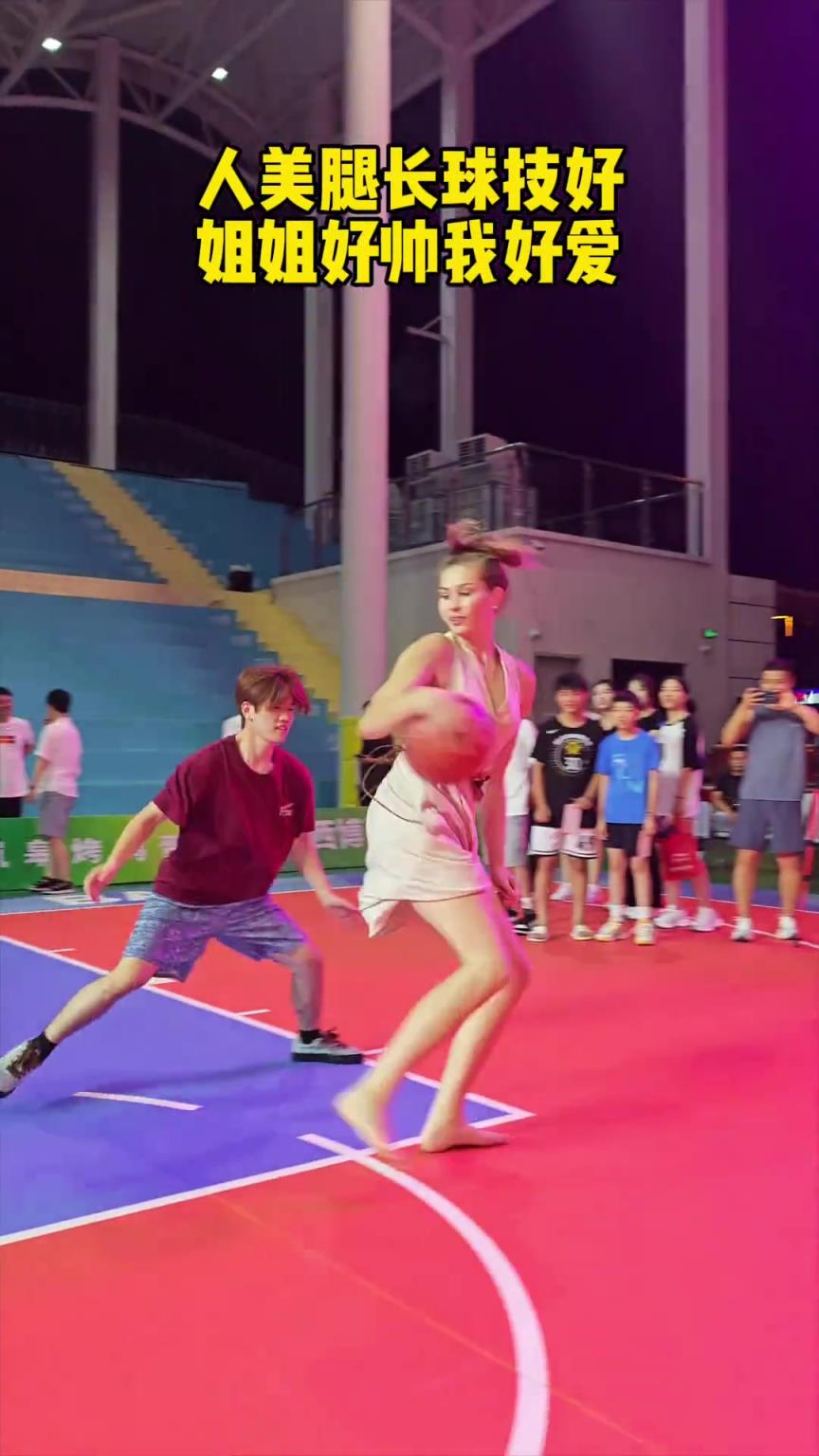 你能否一战?外国小姐姐穿着裙子光着脚在球场单挑 真的很啊~