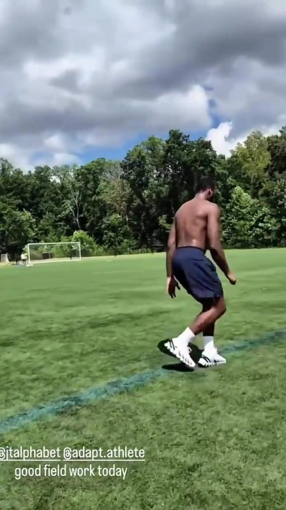 又快又壮!火箭新援奥科吉在足球场上光着膀子进行体能训练