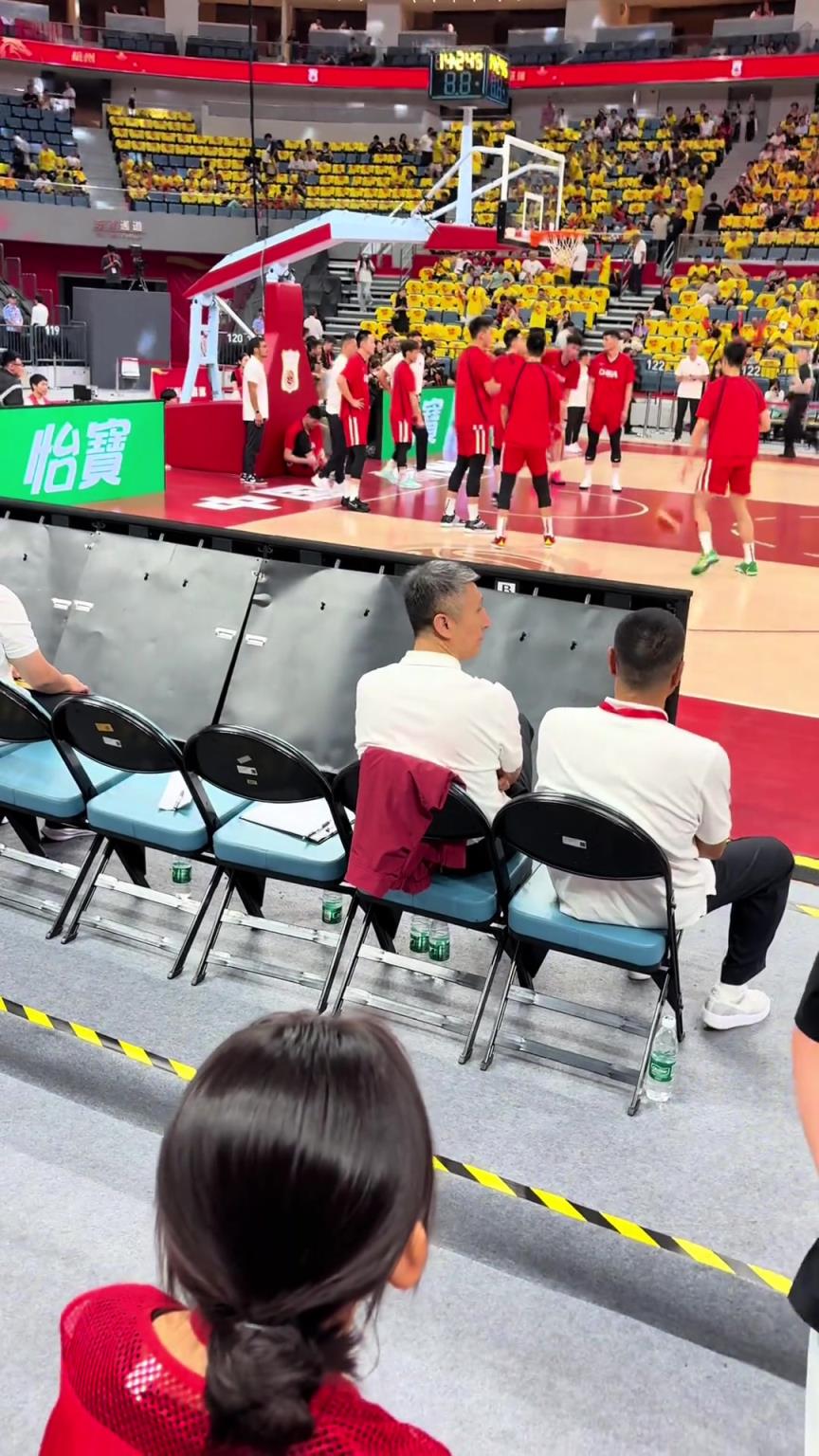 球迷现场贴脸发文:郭指导 为什么不让孙铭徽进国家队?