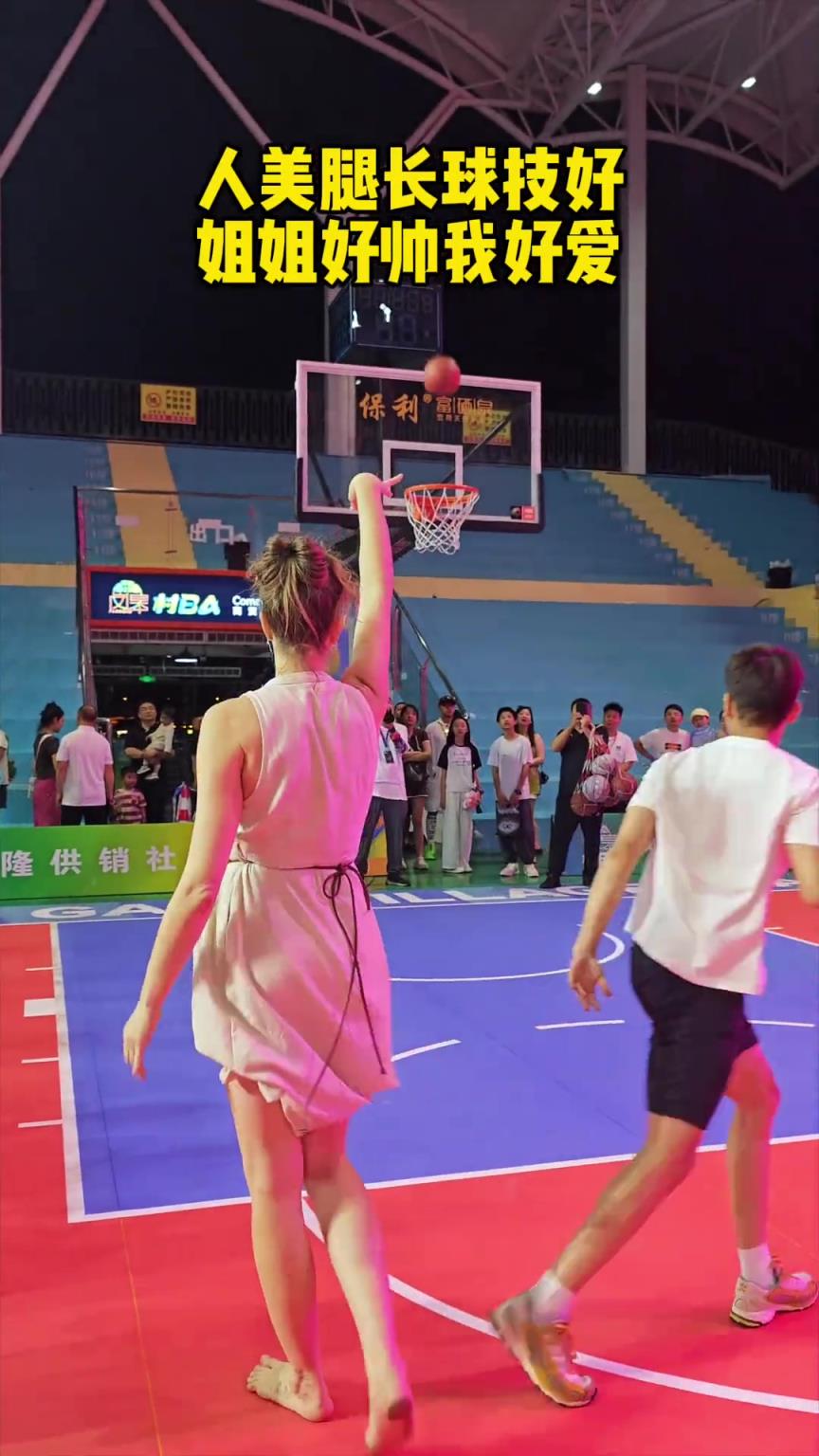 这就是所谓的人美腿长球技好吧!