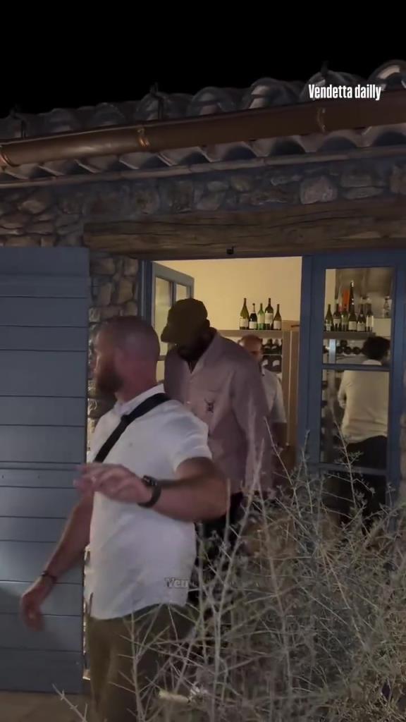 詹姆斯与妻子现身巴黎餐厅吃饭