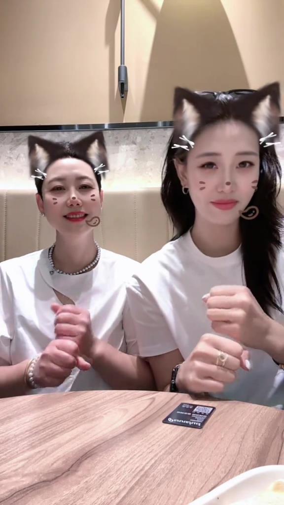 刚助中国队卫冕大运女篮金牌!唐子婷和妈妈互动可可爱爱