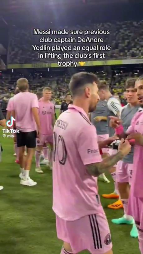 谦逊!当梅西帮助迈阿密夺冠时,坚持让前队长举起奖杯❤️
