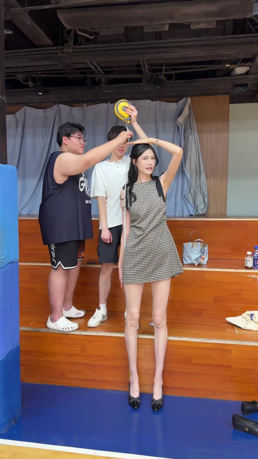 许诺:很多人质疑我身高到底有没两米,咱们一镜到底量一下!