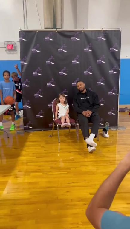 杨瀚森新队友利拉德和小球迷合影 这就是75大巨星的亲和力吗?