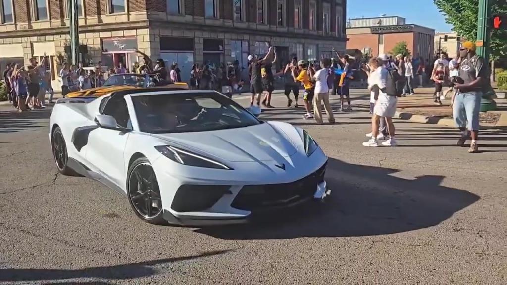 荣归故里!杰林威和以赛亚乔带冠军奖杯重回大学校园!