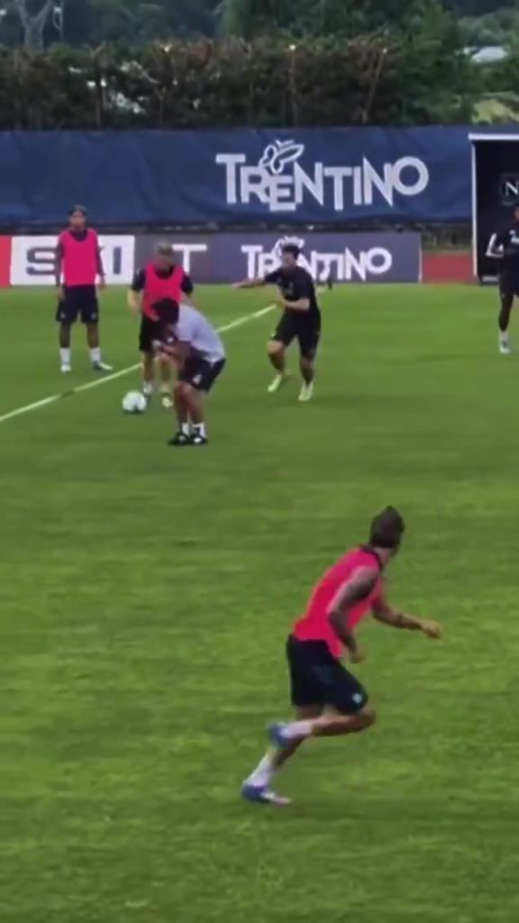 摆脱动作依旧丝滑!德布劳内训练中险些误伤孔蒂!