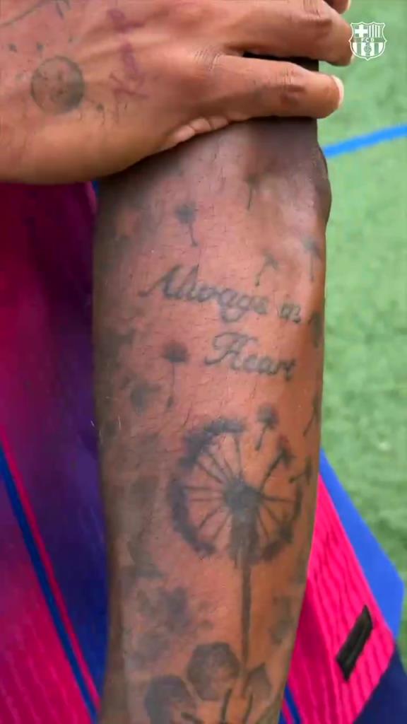 何意呢?拉什福德展示自己的纹身!