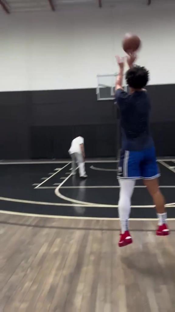 这投篮天赋真不容小觑!魔仙哥麦凯恩展示投篮稳定性!