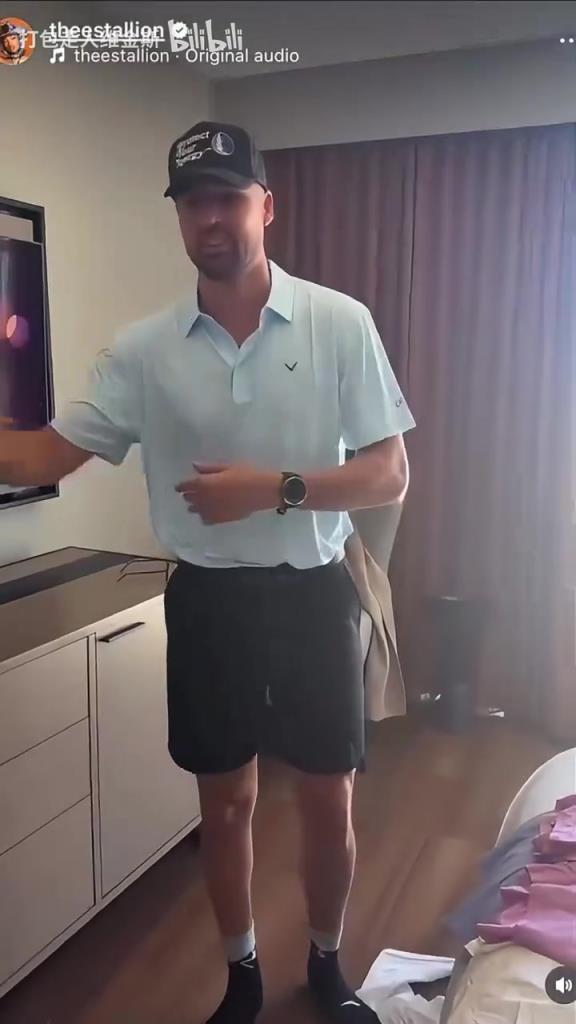 和女友一起打高尔夫!来看看马冬梅镜头下的克莱!真的开心了~