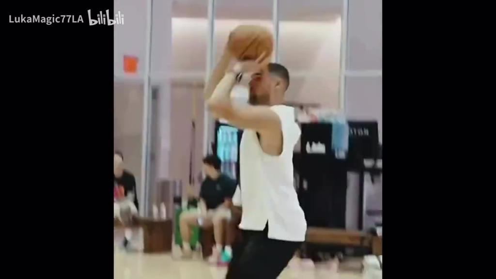 至臻化境!克莱在训练中用左手连续命中10个三分!