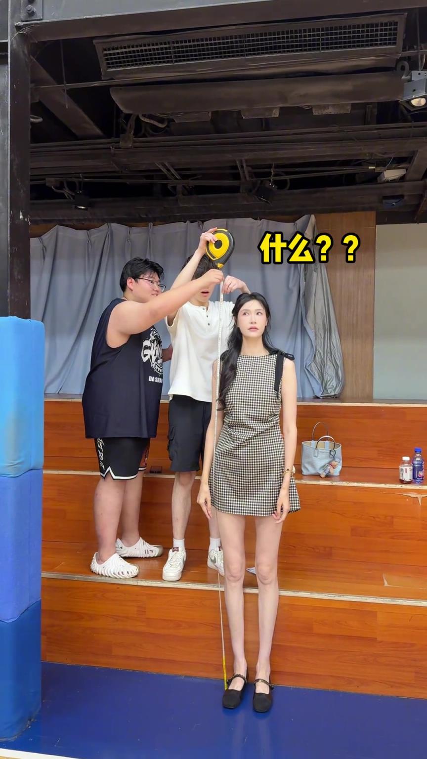 前女篮许诺到底有没有两米,这次直接拿尺子实测
