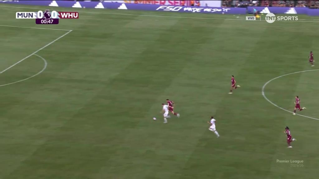 曼联开场反抢成功反击!霍伊伦冲刺拿到球权,一脚爆射击中立柱!