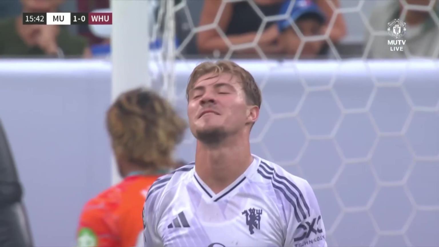 没带射门靴!霍伊伦禁区内良机劲射放了高射炮!阿莫林拍手叹息!