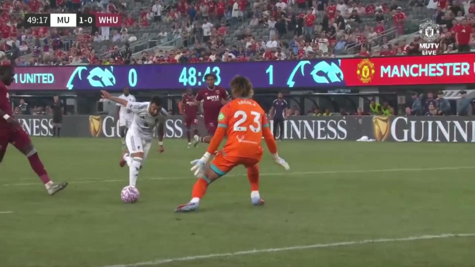 这球没打进啊?B费单刀球推射被阿雷奥拉挡出!