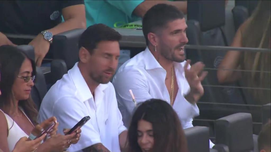 “保镖”来了!德保罗与梅西在看台观战迈阿密比赛!