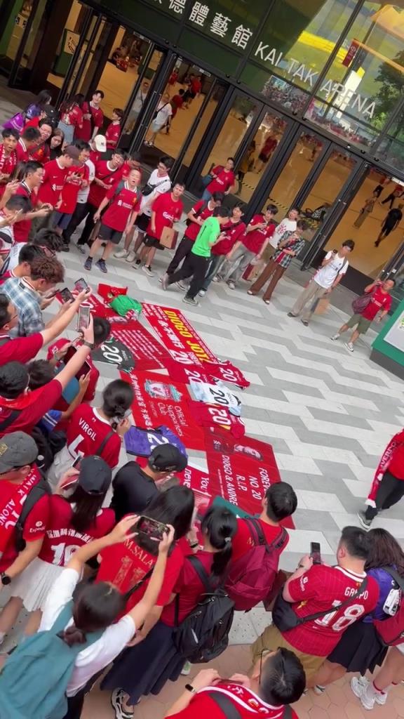 愿天堂也有足球!实拍:中国香港利物浦球迷球场外齐唱若塔之歌!