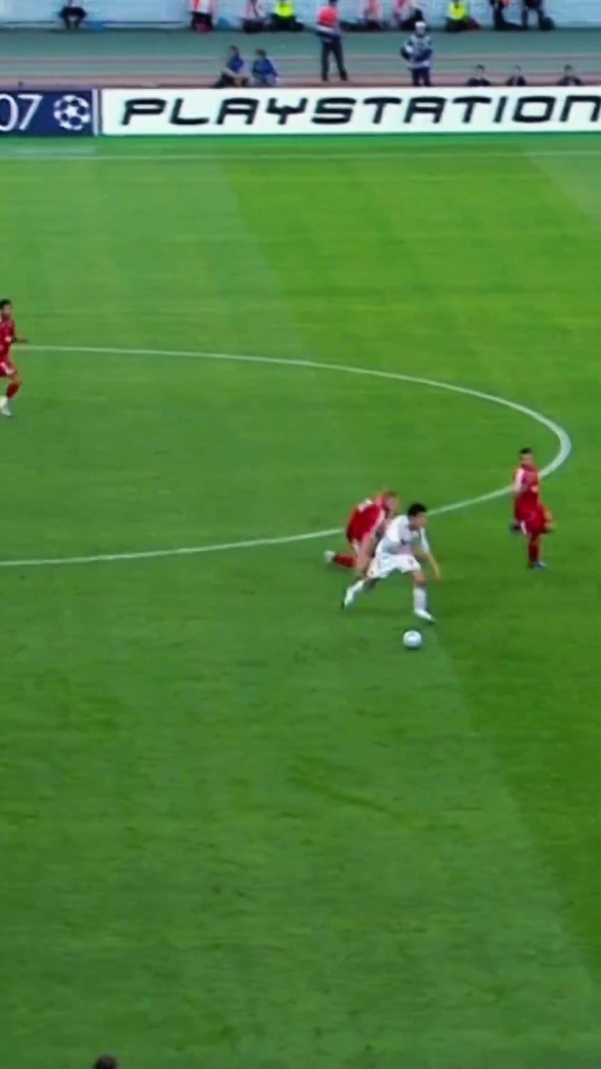 当对手来的时候,卡卡的下一个动作就已经形成