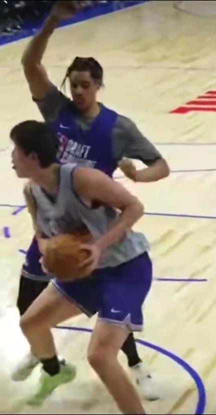 肉搏不带怕的!近距离感受杨瀚森此前对快船尼德豪泽的对抗强度!