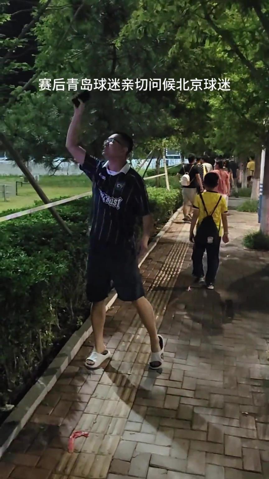 扎心了老铁!实拍:西海岸球迷对着国安球迷高喊“申花是冠军”