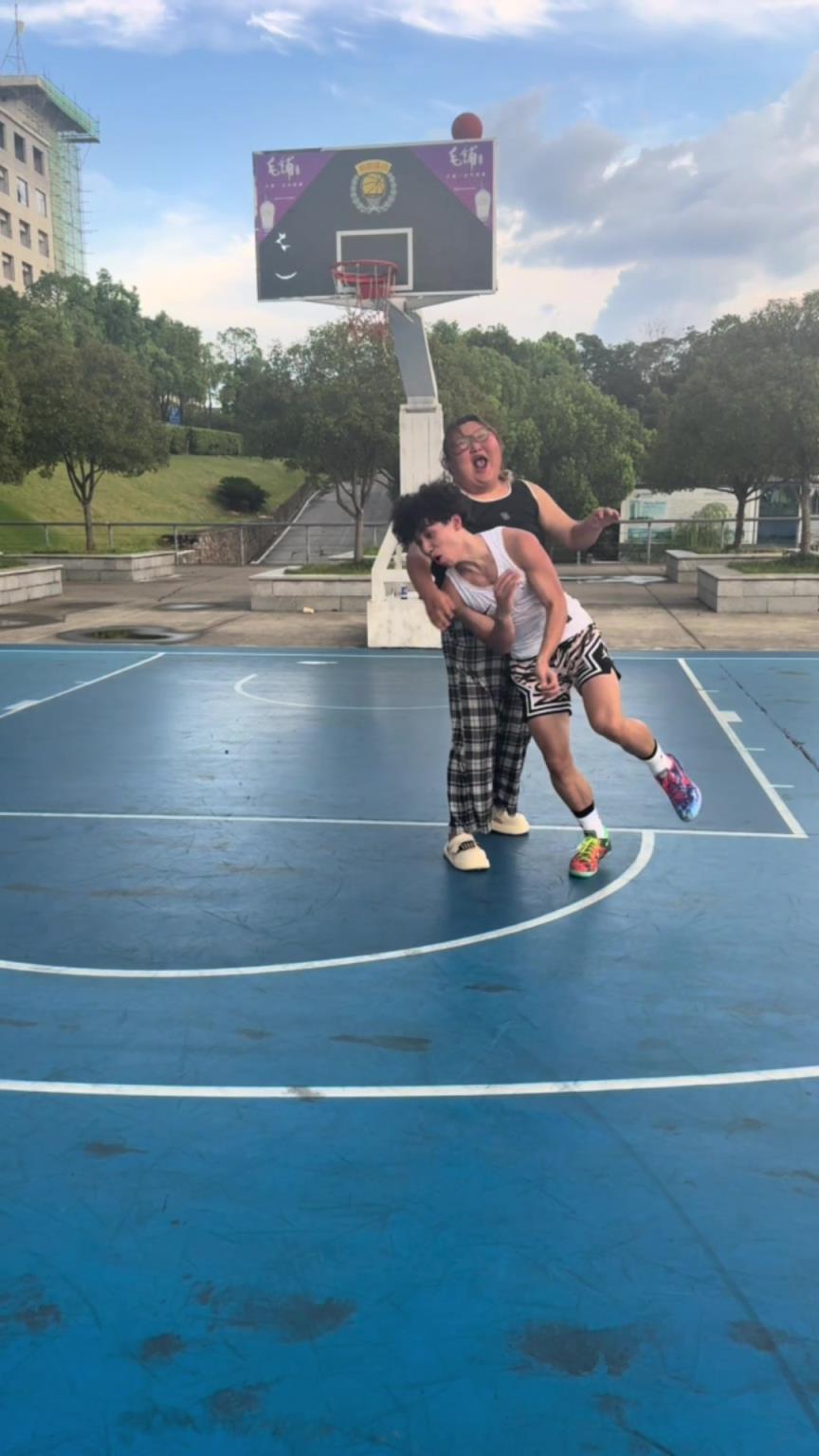篮球小伙被小胖妹直接怼飞 终于知道为什么有些比赛要分量级了…
