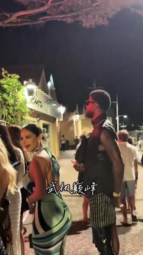 乔治与女友现身法国等待出席派对~