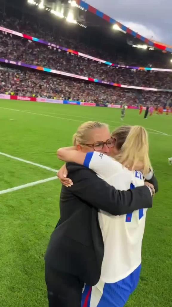 凯莉替补登场助攻救主+制胜点球!赛后教练拥抱她时还亲了一口