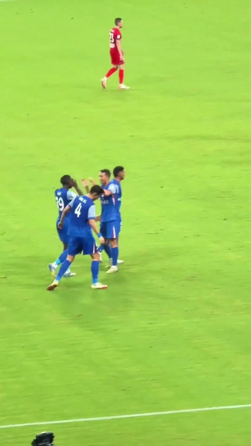 高级神锋!阿苏埃连续三场破门!现场球迷:阿苏埃牛B,申花是冠军