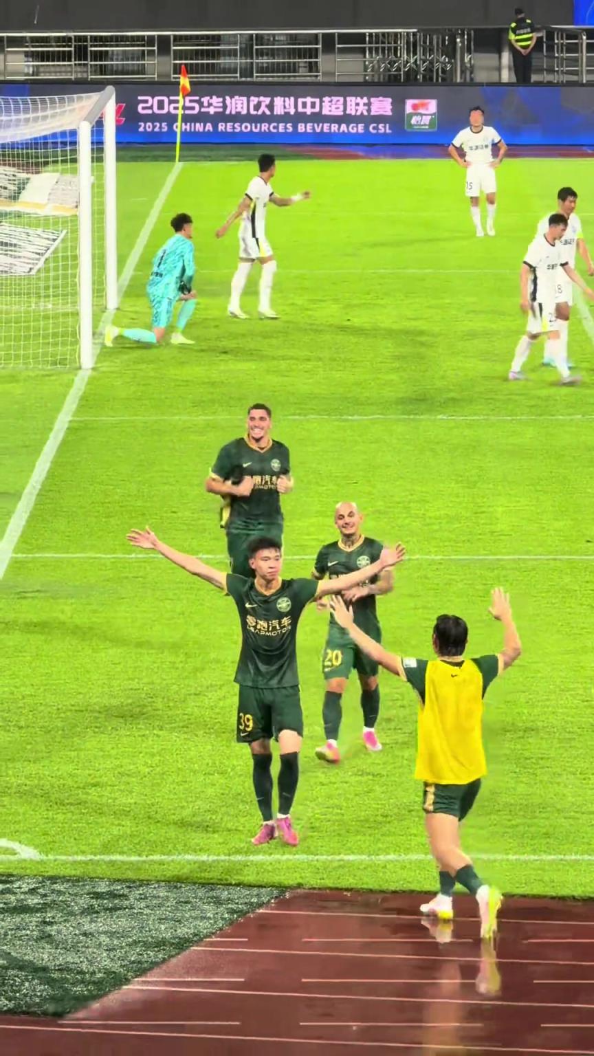 中国足球的未来!18岁王钰栋中超进球上双!女球迷声音都喊哑了!