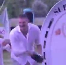 差异太大了哈!约基奇NBA夺冠时和自己的马夺冠时的庆祝画面~