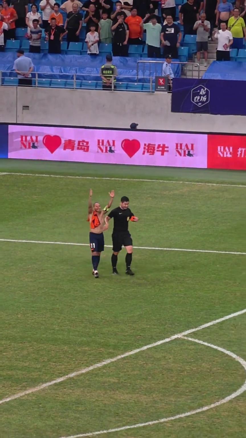 脱衣服一红一黄?中超裁判朝着脱衣服的海牛队长韦斯利出示红牌啊