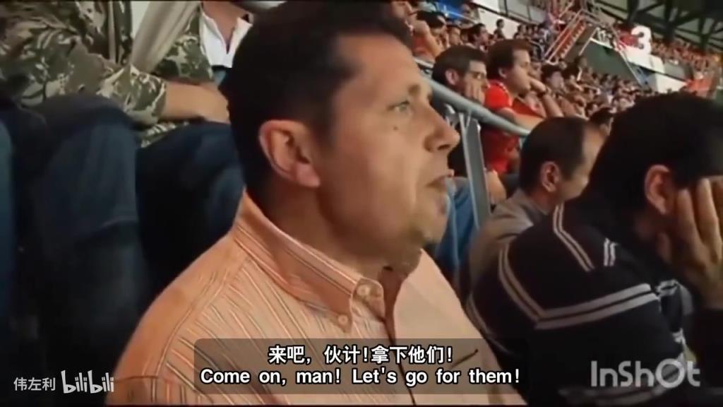 当梅西在伯纳乌一条龙破门时,皇马球迷在看台干什么?