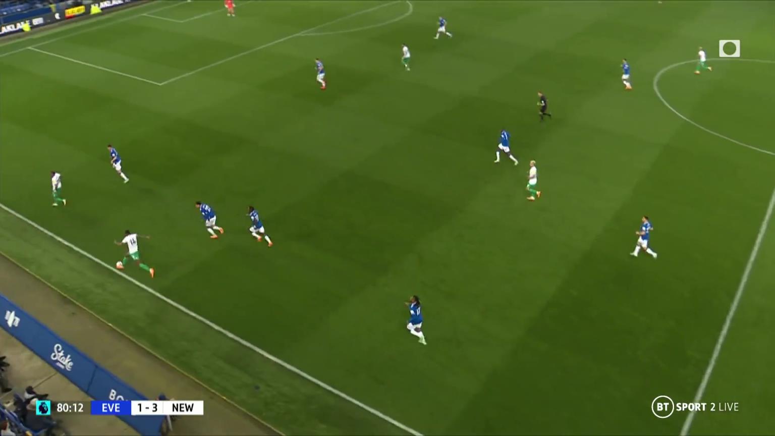 惊艳世界的一球!伊萨克天秀操作军训对手防线送出完美助攻!