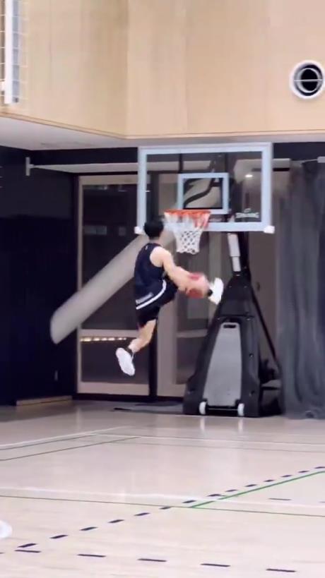 日本173后卫河村勇辉与公牛签双向合同 心情激动表演胯下扣篮