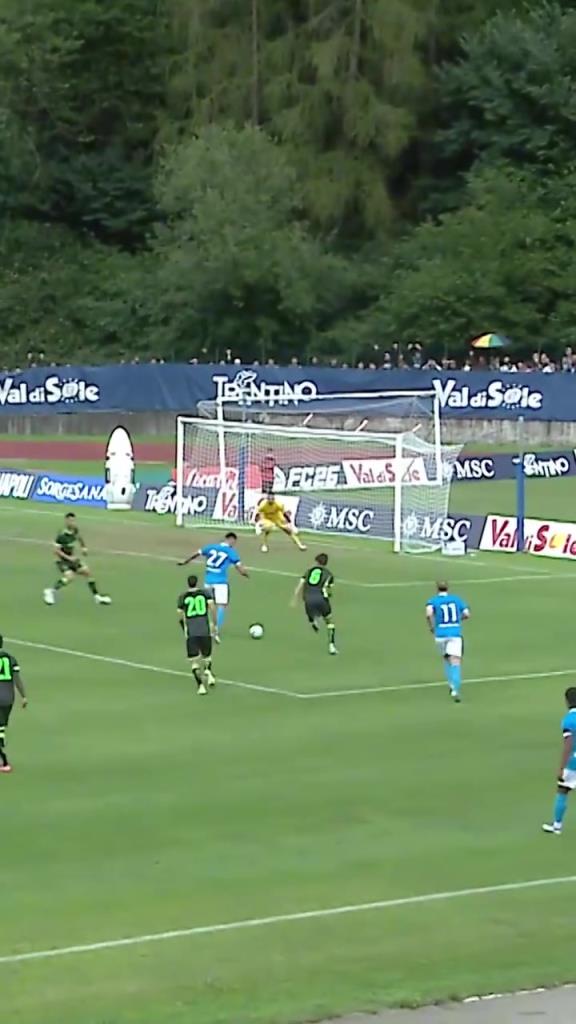 配合默契!来自德布劳内的脚后跟传球!