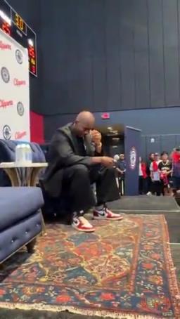 回家了!保罗在发布会现场受到快船队球迷热烈欢呼 激动落泪~