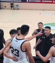 小伙子挺刚啊!广东球员徐昕比赛中和杜锋指导吵架 并手指着杜锋