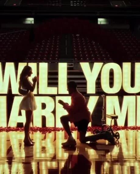 恭喜恭喜!哈利伯顿拖着一条伤退向女友求婚成功了~