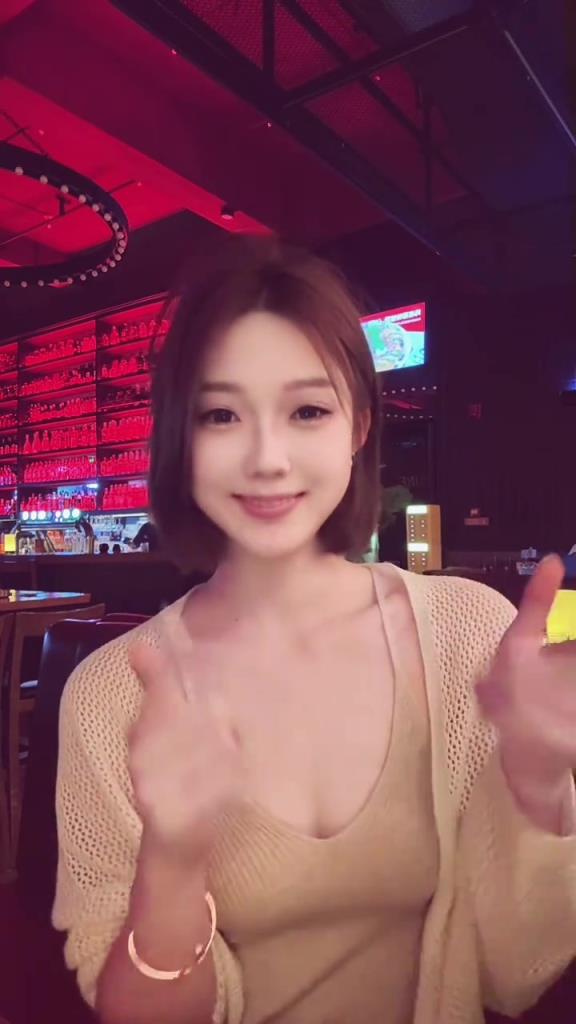 中超美女主持也喜欢泡吧喝点小酒呀~这可能就是桃花渐欲迷人眼