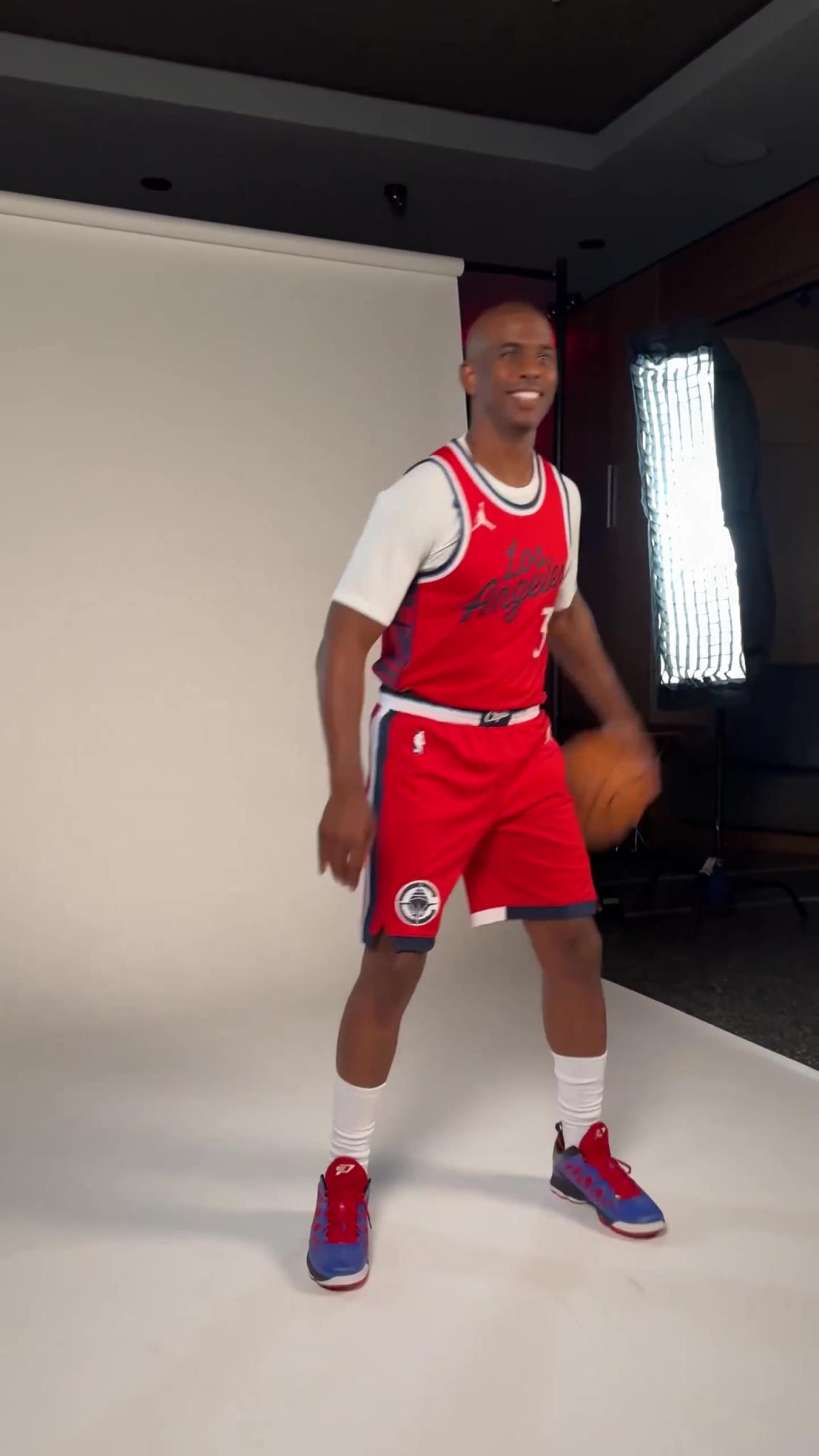 重返老东家真的很开心!保罗拍摄快船定妆照时咧嘴大笑!