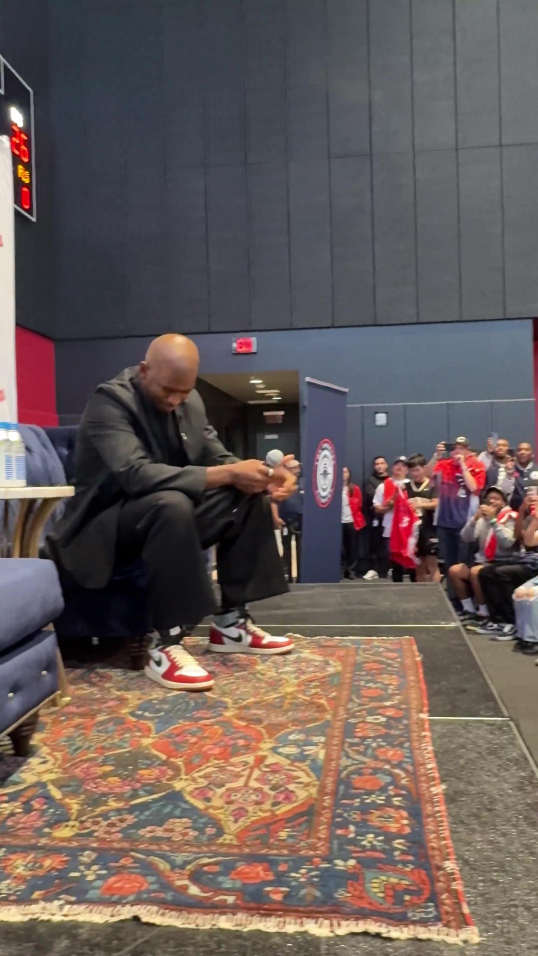 保罗重返快船,在现场球迷一阵“CP3”的欢呼声中,激动落泪!