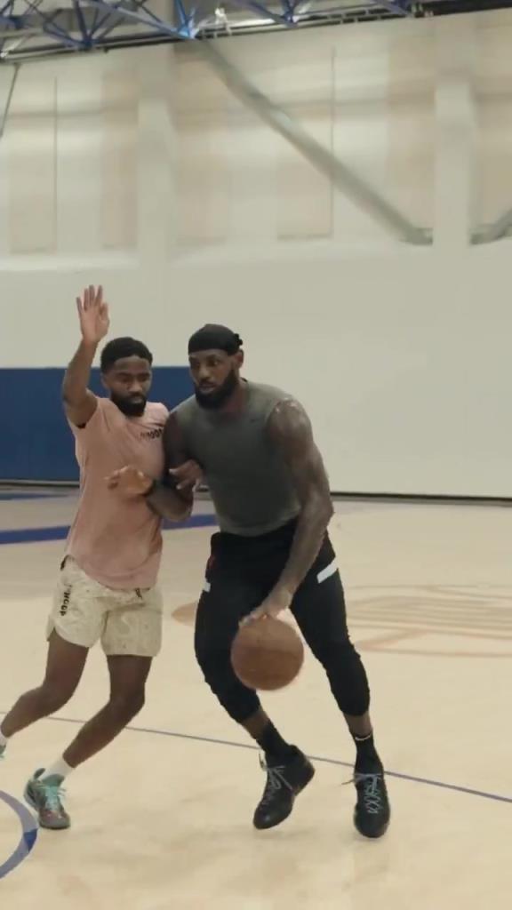 开启第23个赛季!老詹休赛期度假过来,立马就展开训练了!