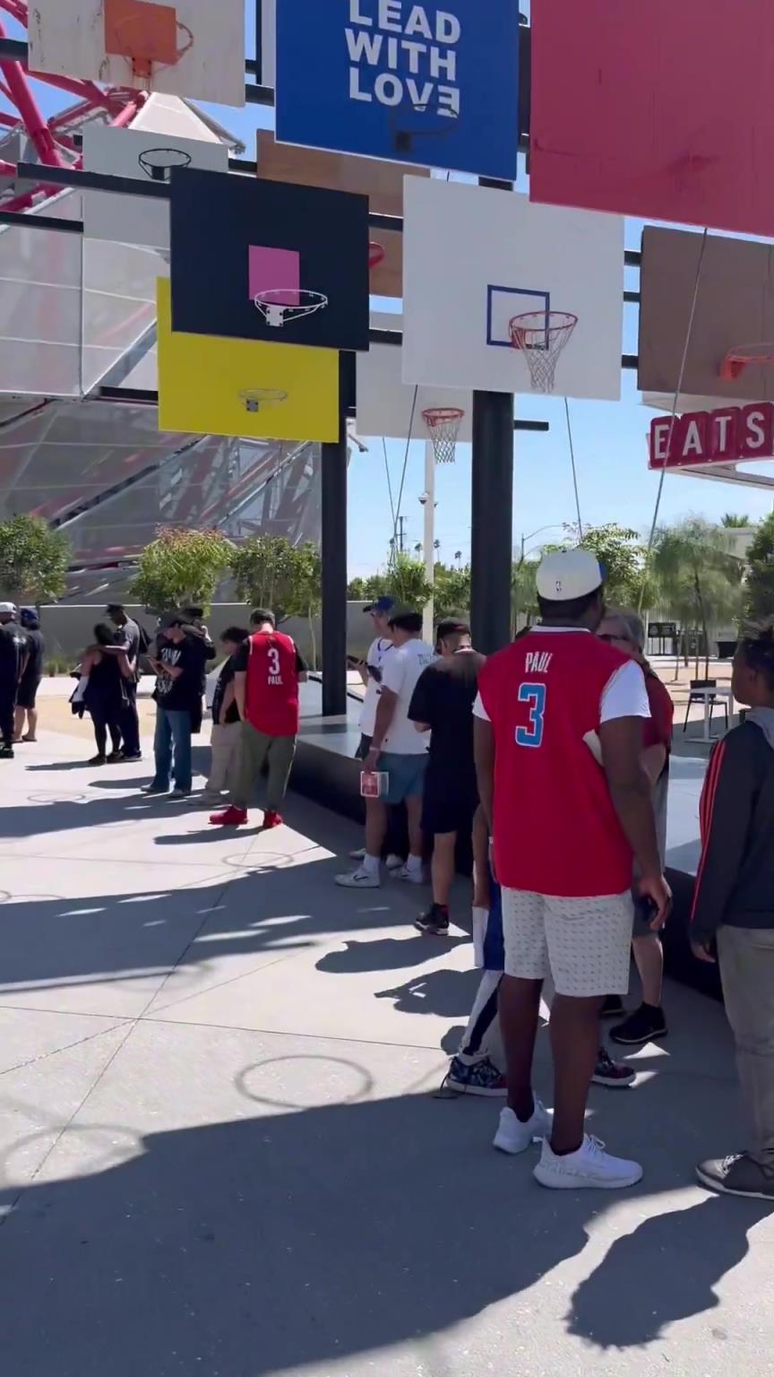 老炮人气依旧!快船球馆外球迷排起长龙,都在等待见保罗一面!