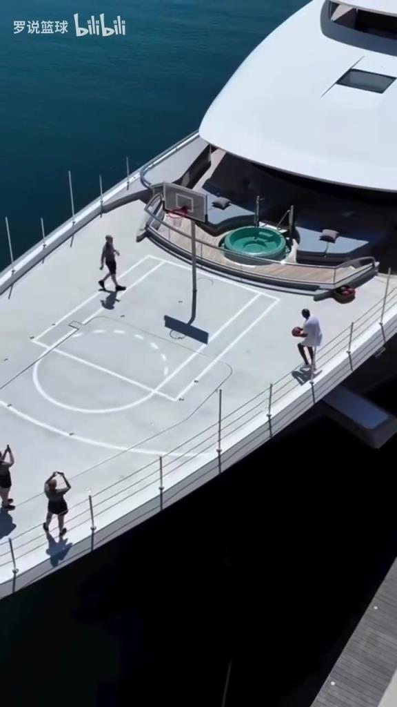 老派!游艇上打篮球!魔术师重返梦一夺金地巴塞罗那!
