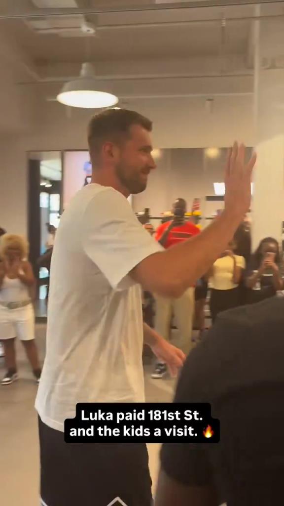 东契奇现身纽约参加活动!近距离观看真的瘦了好多 期待新赛季了