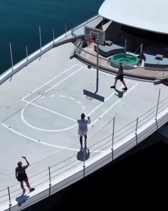 不怕篮球掉海里?魔术师约翰逊在他的巨型游艇上进行投篮~