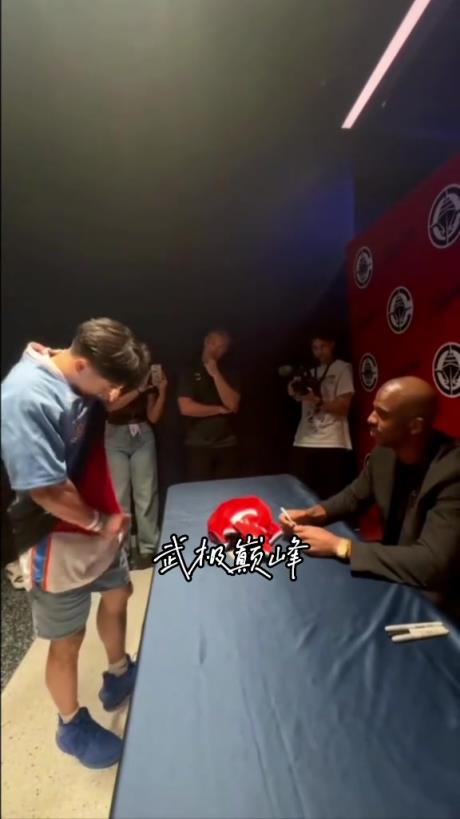 “绝对真爱~球迷身穿保罗不同时期的球衣到场支持保罗...