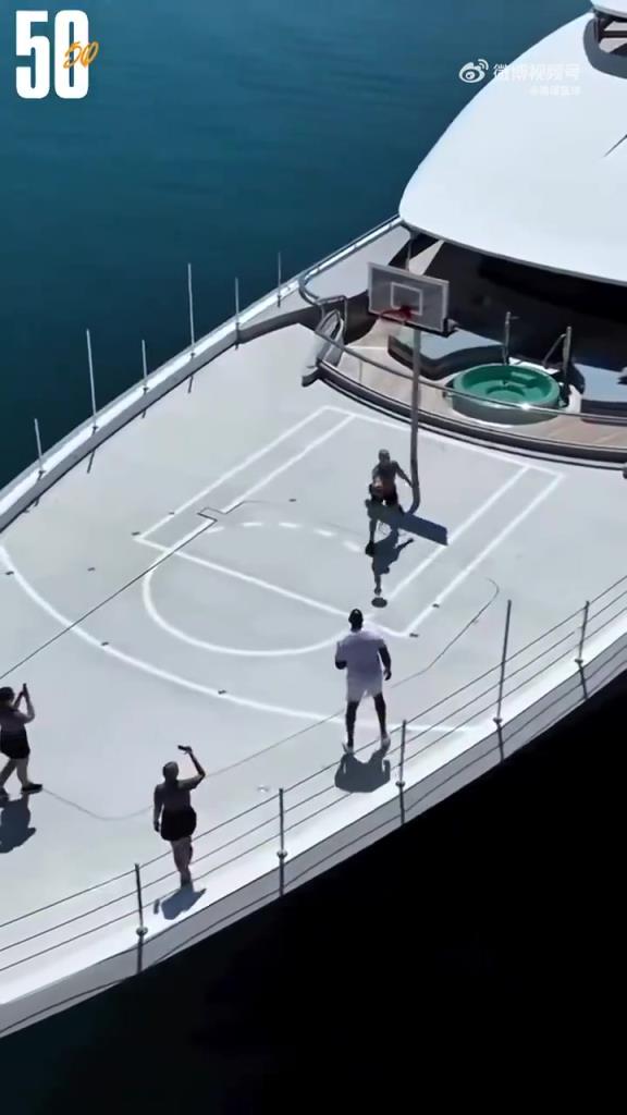 有钱人的快乐?魔术师在私人游艇上投篮!六十多岁中投依旧犀利啊